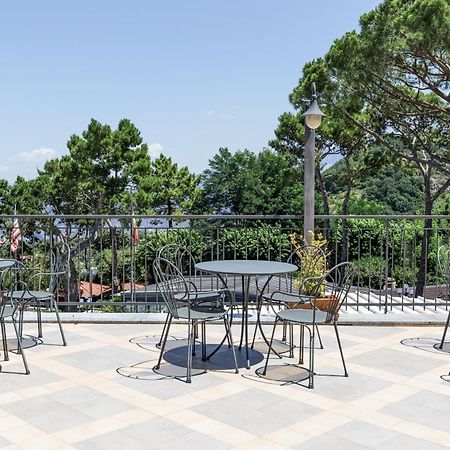 Hotel La Pergoletta SantʼAgata sui Due Golfi Екстериор снимка