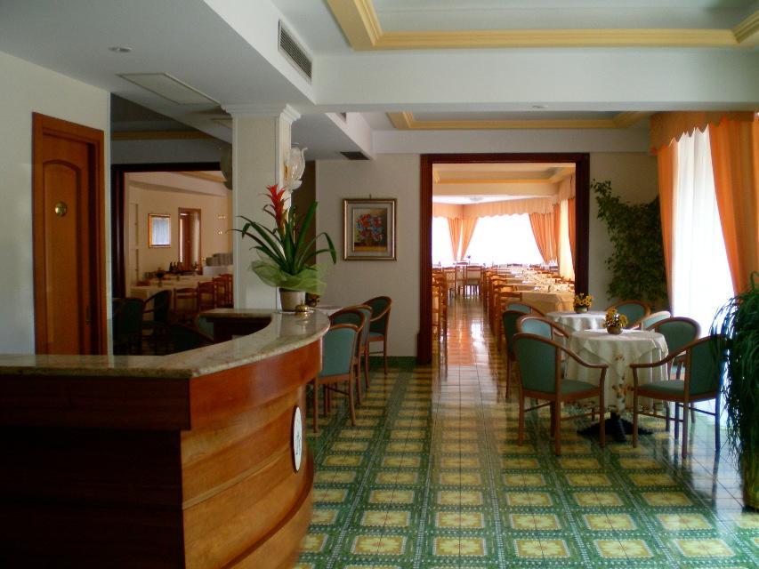 Hotel La Pergoletta SantʼAgata sui Due Golfi Екстериор снимка