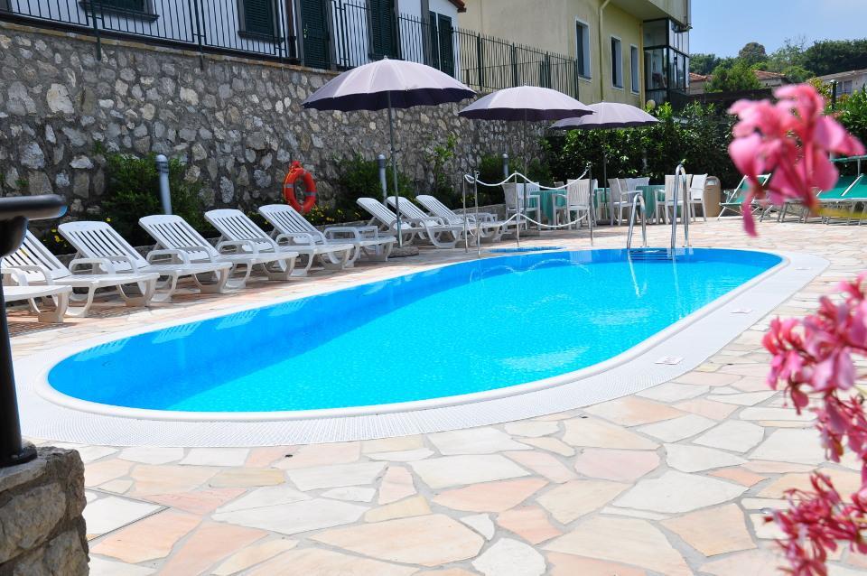 Hotel La Pergoletta SantʼAgata sui Due Golfi Екстериор снимка