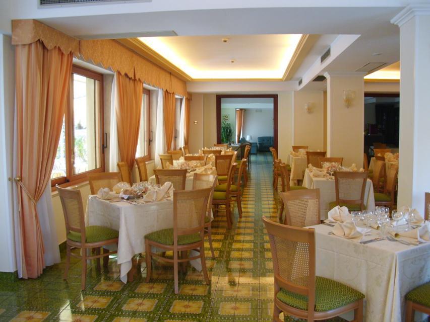 Hotel La Pergoletta SantʼAgata sui Due Golfi Екстериор снимка