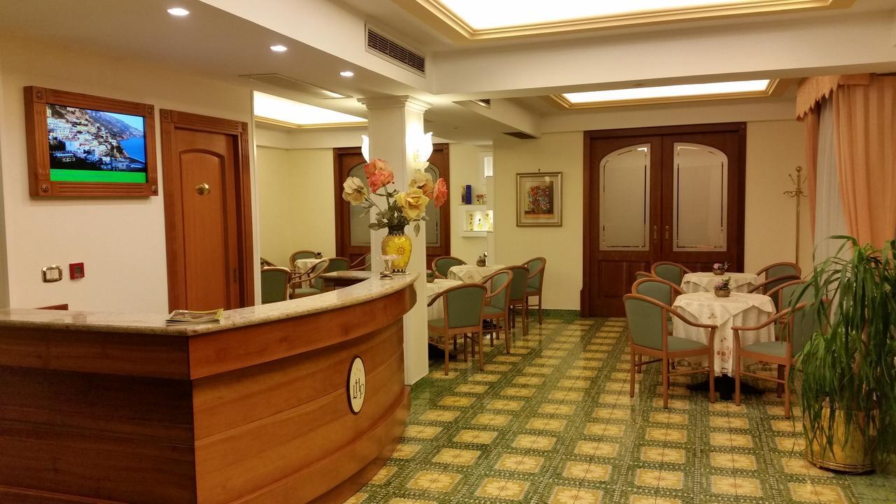 Hotel La Pergoletta SantʼAgata sui Due Golfi Екстериор снимка