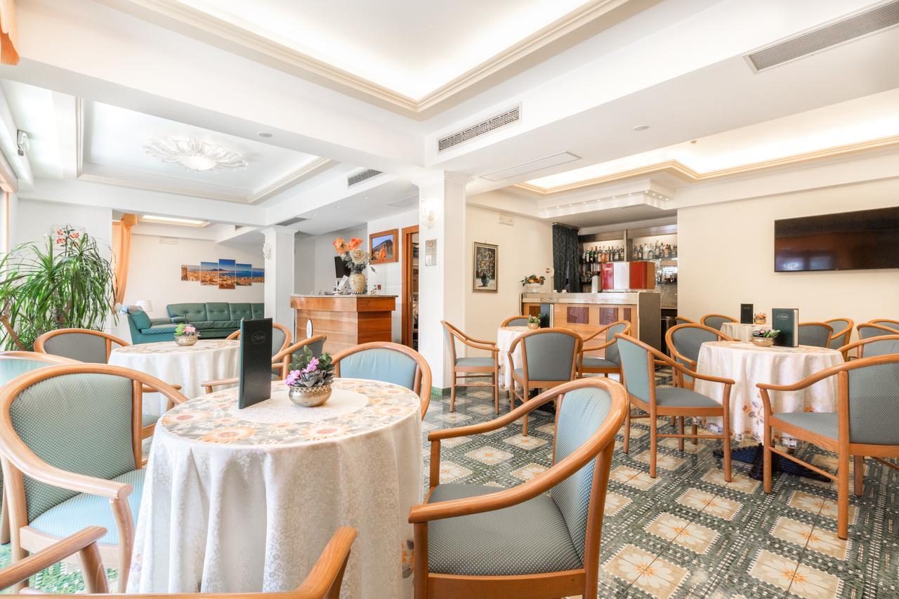 Hotel La Pergoletta SantʼAgata sui Due Golfi Екстериор снимка