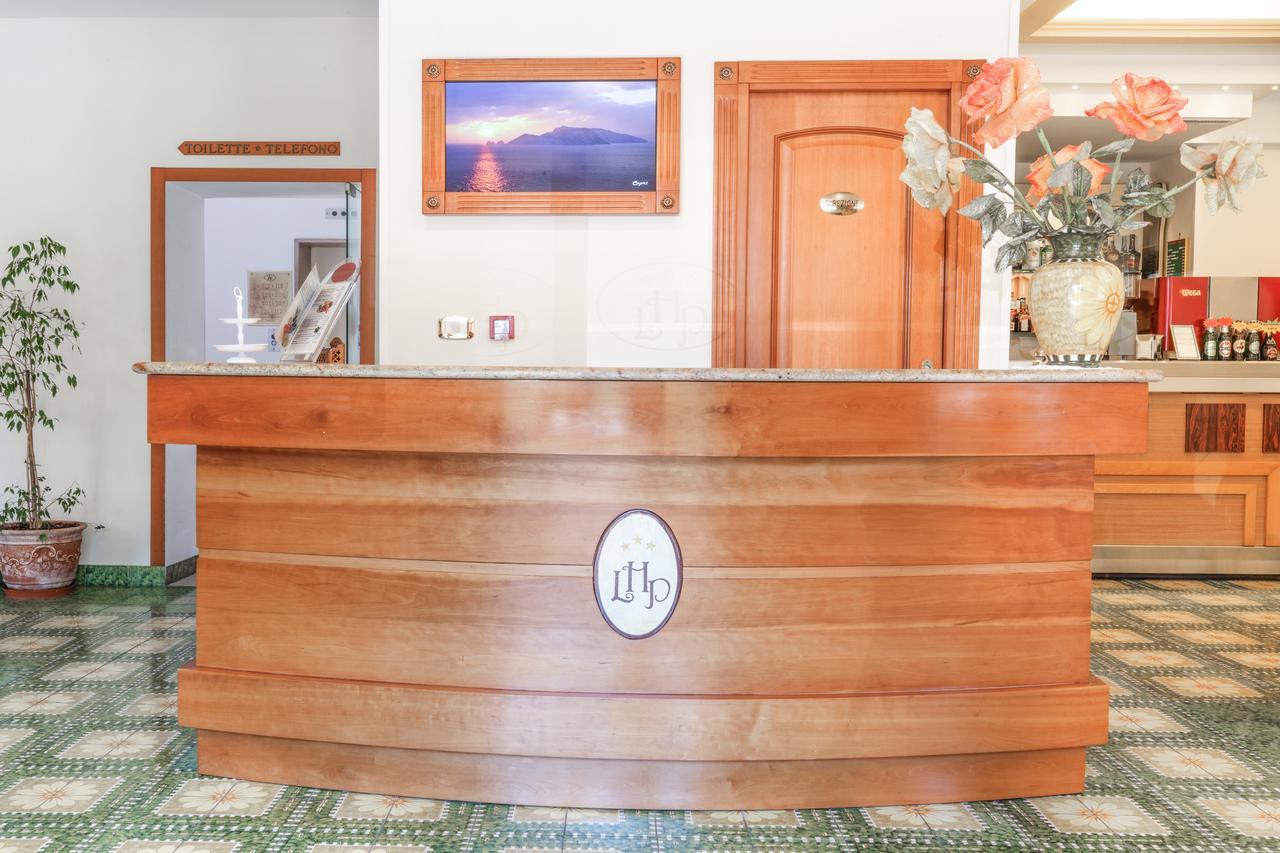 Hotel La Pergoletta SantʼAgata sui Due Golfi Екстериор снимка