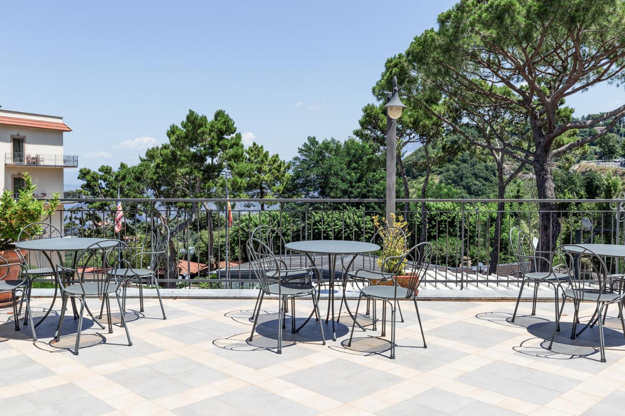 Hotel La Pergoletta SantʼAgata sui Due Golfi Екстериор снимка