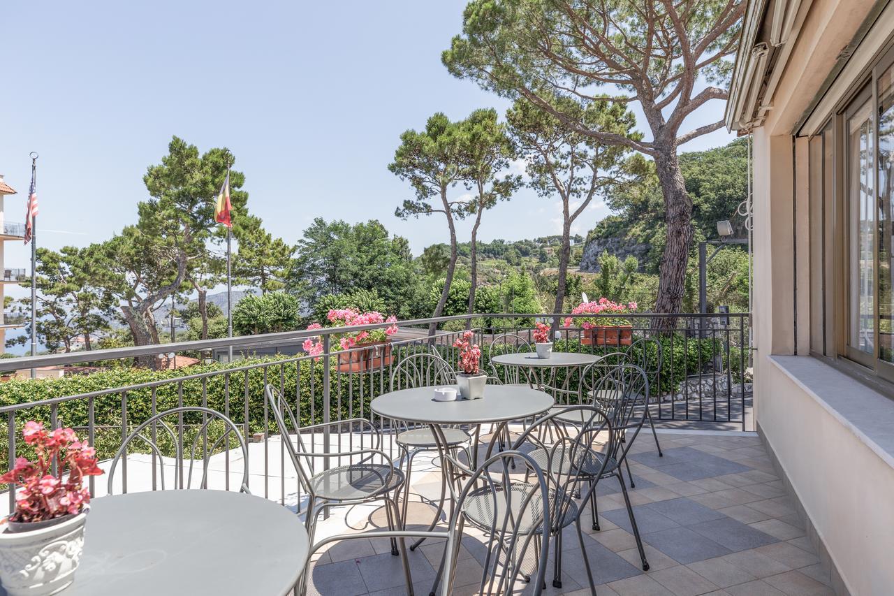 Hotel La Pergoletta SantʼAgata sui Due Golfi Екстериор снимка
