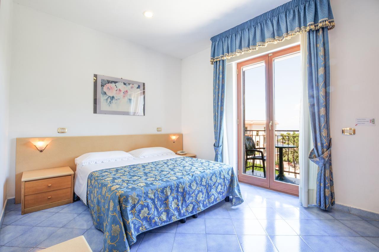 Hotel La Pergoletta SantʼAgata sui Due Golfi Екстериор снимка