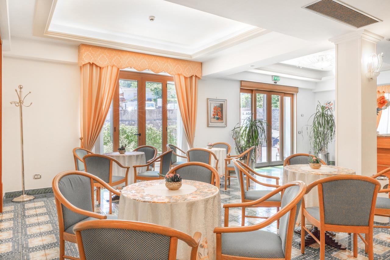 Hotel La Pergoletta SantʼAgata sui Due Golfi Екстериор снимка