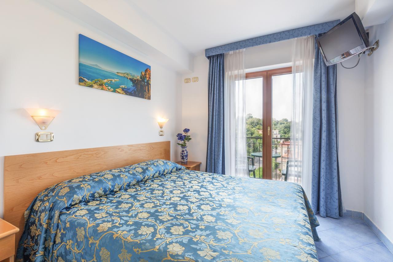 Hotel La Pergoletta SantʼAgata sui Due Golfi Екстериор снимка