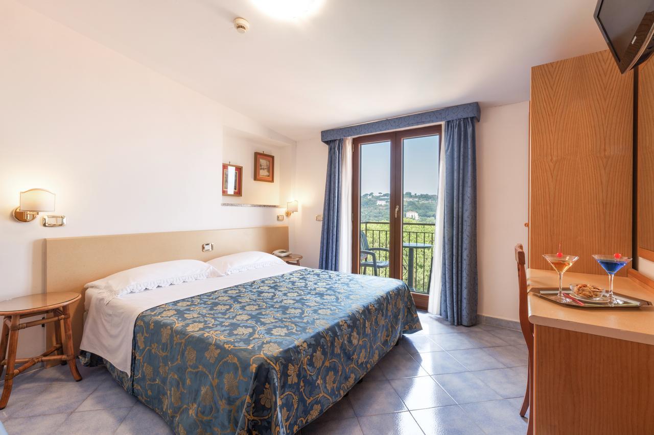 Hotel La Pergoletta SantʼAgata sui Due Golfi Екстериор снимка
