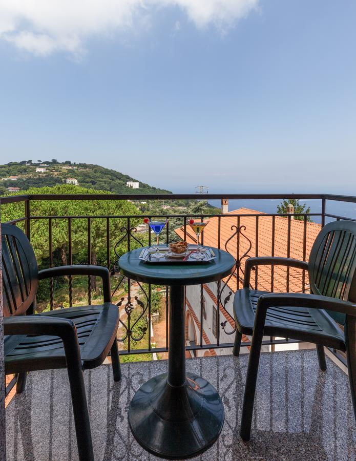 Hotel La Pergoletta SantʼAgata sui Due Golfi Екстериор снимка