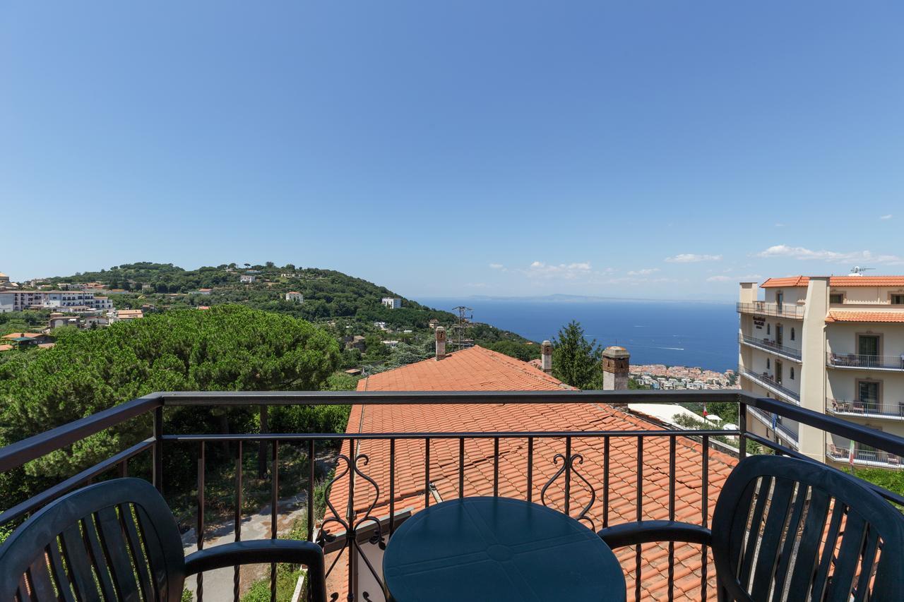 Hotel La Pergoletta SantʼAgata sui Due Golfi Екстериор снимка