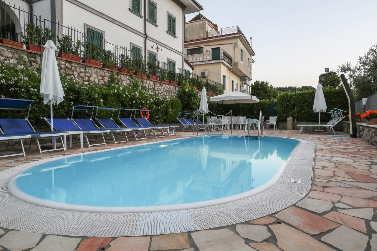 Hotel La Pergoletta SantʼAgata sui Due Golfi Екстериор снимка