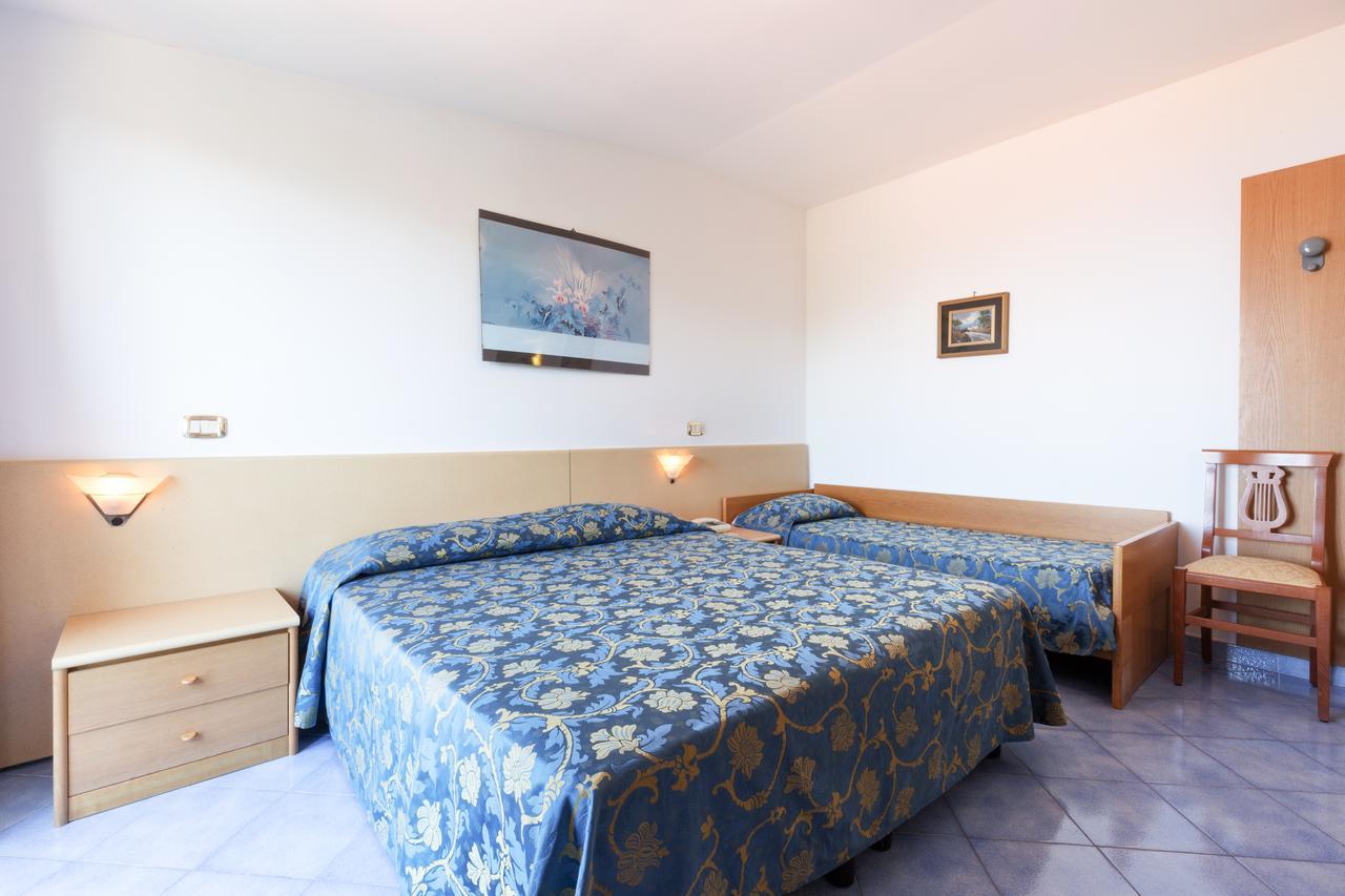 Hotel La Pergoletta SantʼAgata sui Due Golfi Екстериор снимка