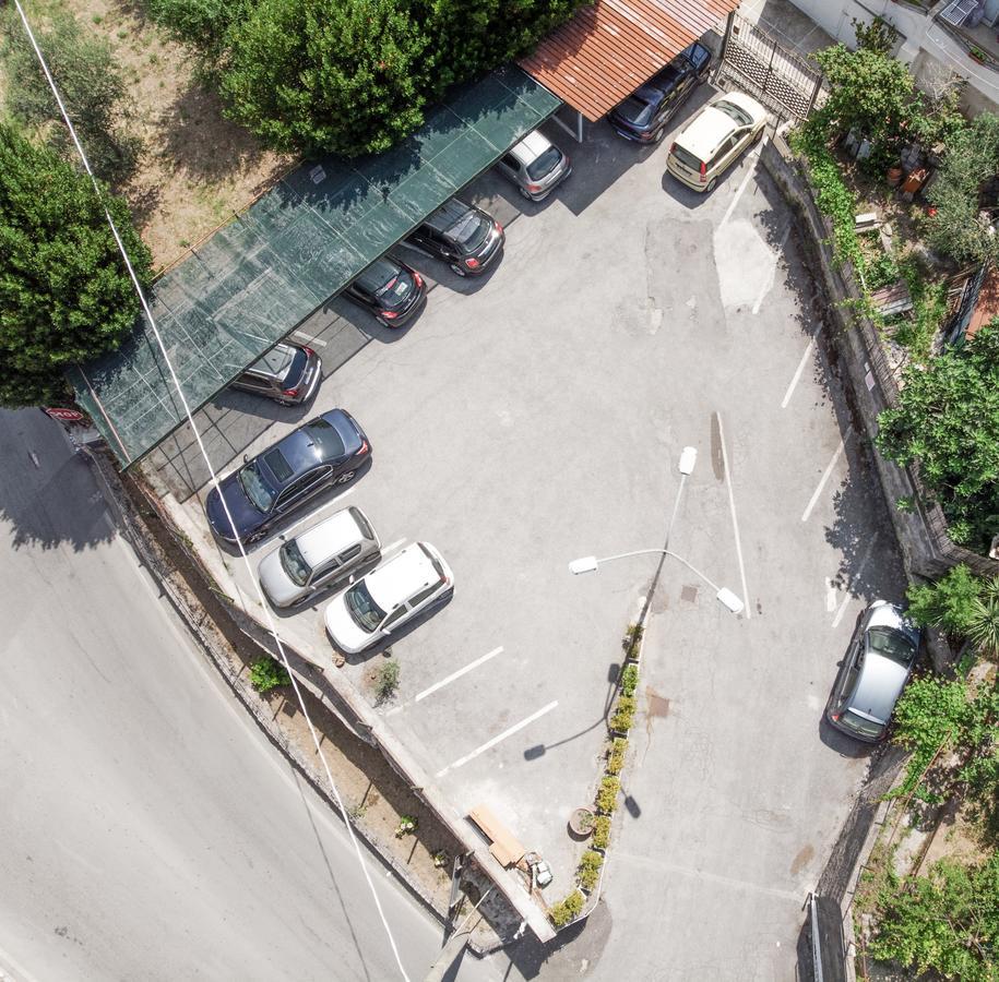 Hotel La Pergoletta SantʼAgata sui Due Golfi Екстериор снимка