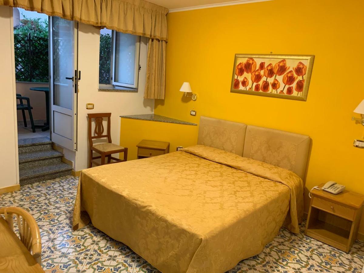 Hotel La Pergoletta SantʼAgata sui Due Golfi Екстериор снимка