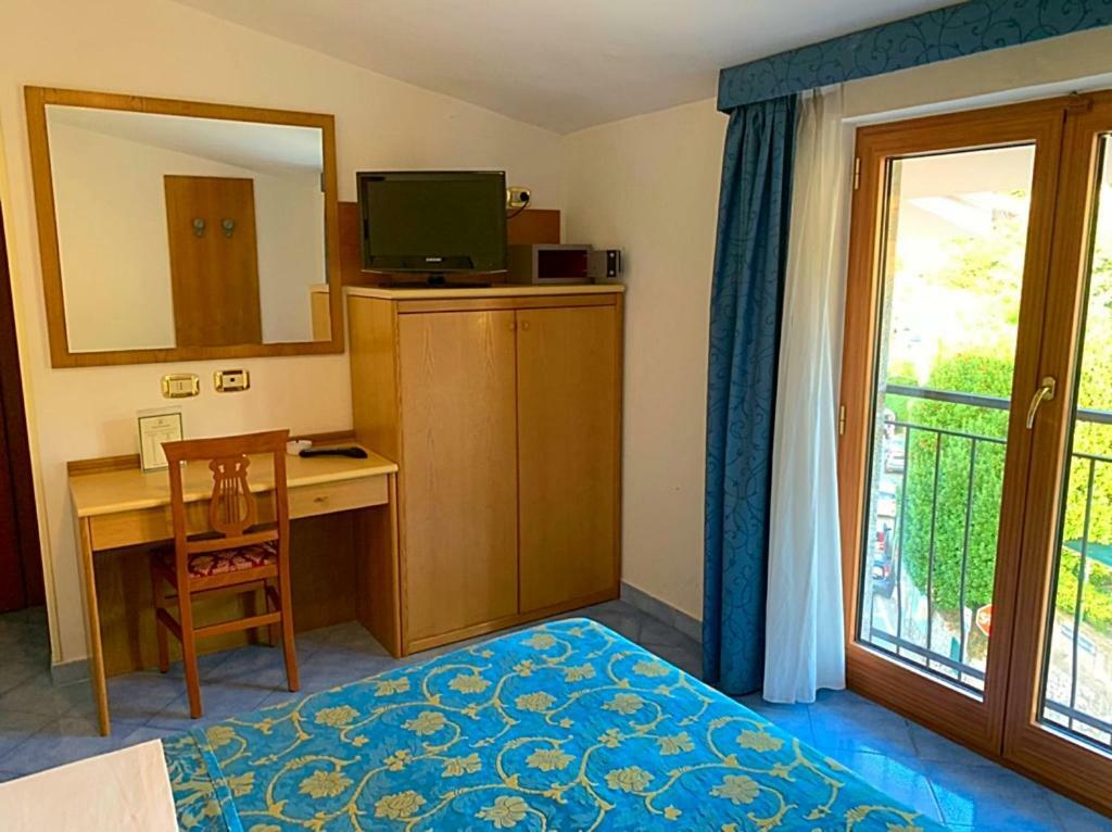 Hotel La Pergoletta SantʼAgata sui Due Golfi Екстериор снимка